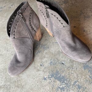 🔥FINAL SALE $7🔥Vince Camuto Gray Heeled Boots with Suede Finish